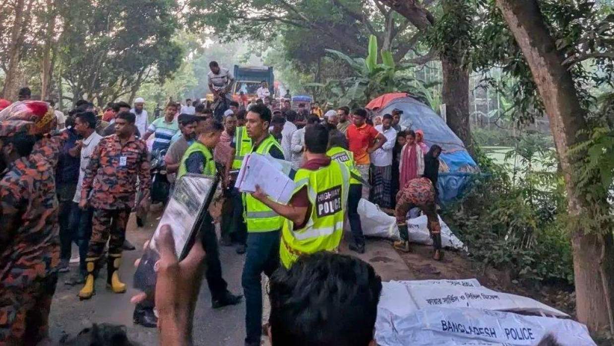 নাটোরের বড়ইগ্রামে সড়ক দুর্ঘটনা