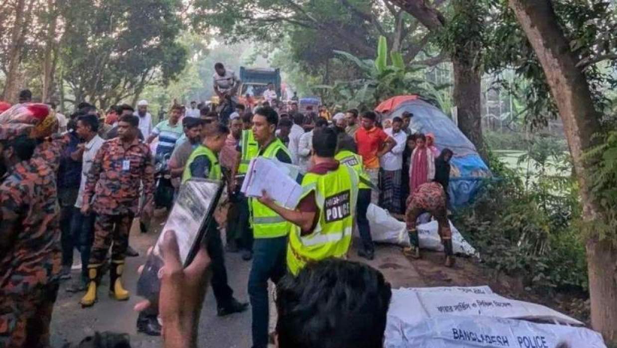 নাটোরের বাস ও ট্রাকের মুখোমুখি সংঘর্ষ