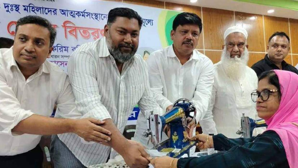 নারীর হাতে তুলে দেওয়া হচ্ছে সেলাই মেশিন
