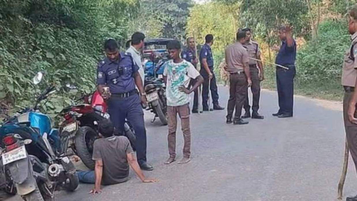 ঘটনাস্থলে পুলিশ ও স্থানীয় লোকজন