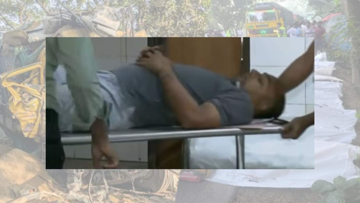 নাটোরে বাস ও ট্রাকের মুখোমুখি সংঘর্ষে দুর্ঘটনা কবলিত গাড়ি