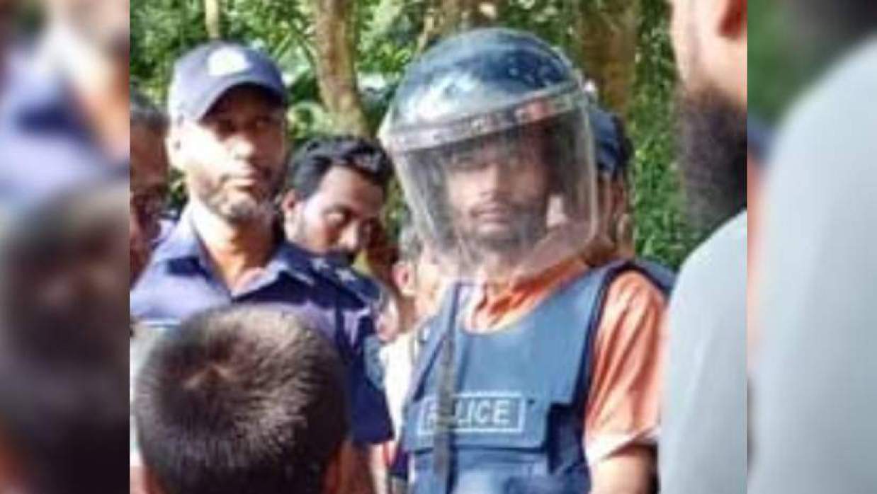 গ্রেপ্তার রাব্বি (হেলমেট পরিহিত)
