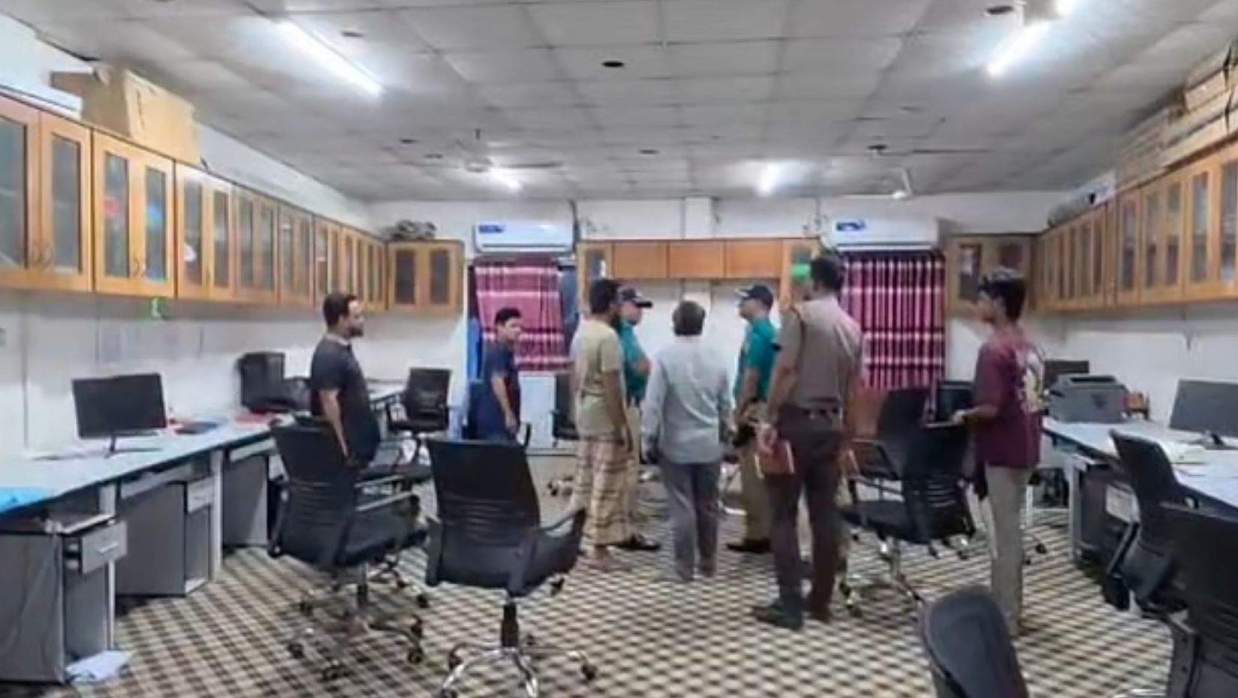 এ জে আর কুরিয়ার সার্ভিসের গুদাম ও কার্যালয়ে হামলা