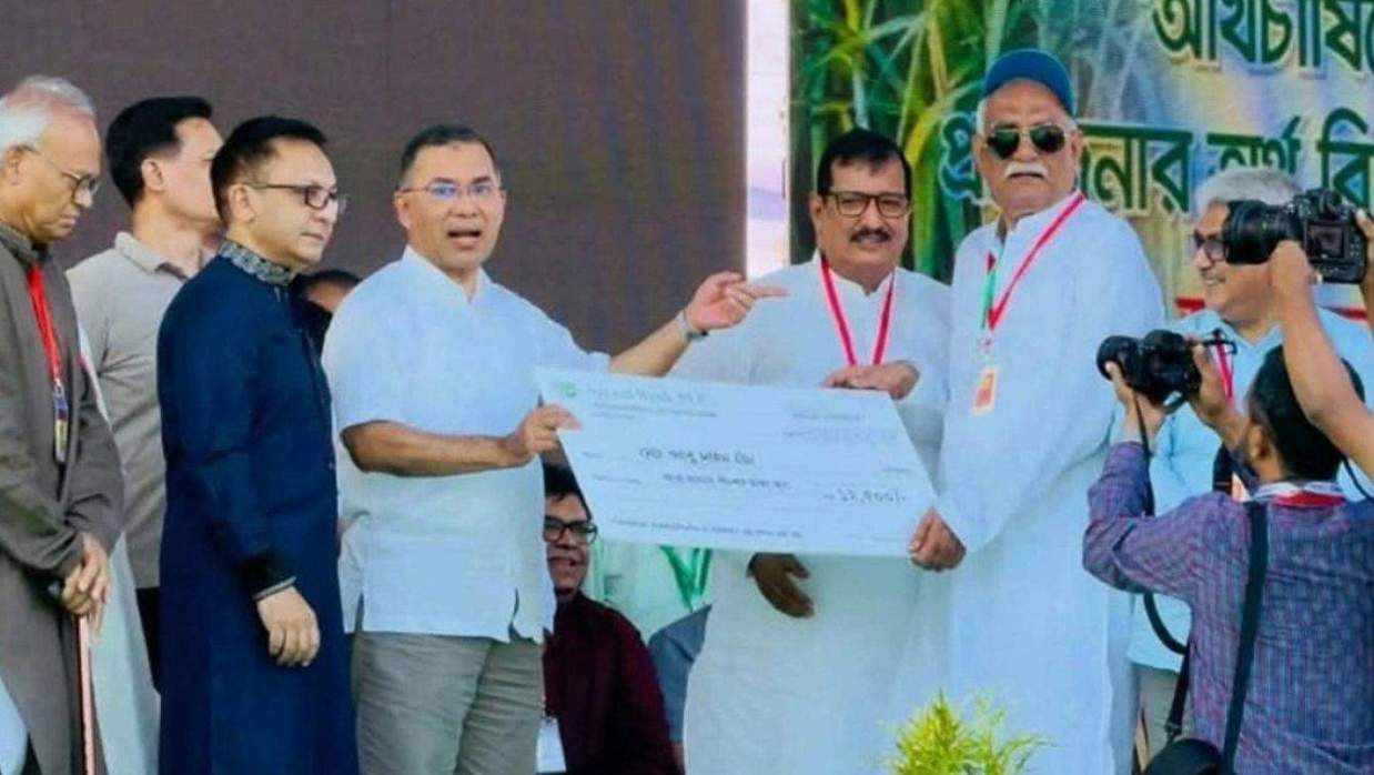 প্রধানমন্ত্রী হাত থেকে চেক নিচ্ছেন রাজশাহী- ৬ আসনের সংসদ সদস্য আবু সাঈদ চাাঁদ