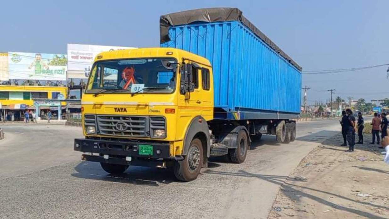 ইউরেনিয়ামবাহী গাড়ি যাচ্ছে রূপপুরে। বুধবার সকালে পাবনার ঈশ্বরদী উপজেলার দাশুড়িয়া মোড় থেকে তোলা