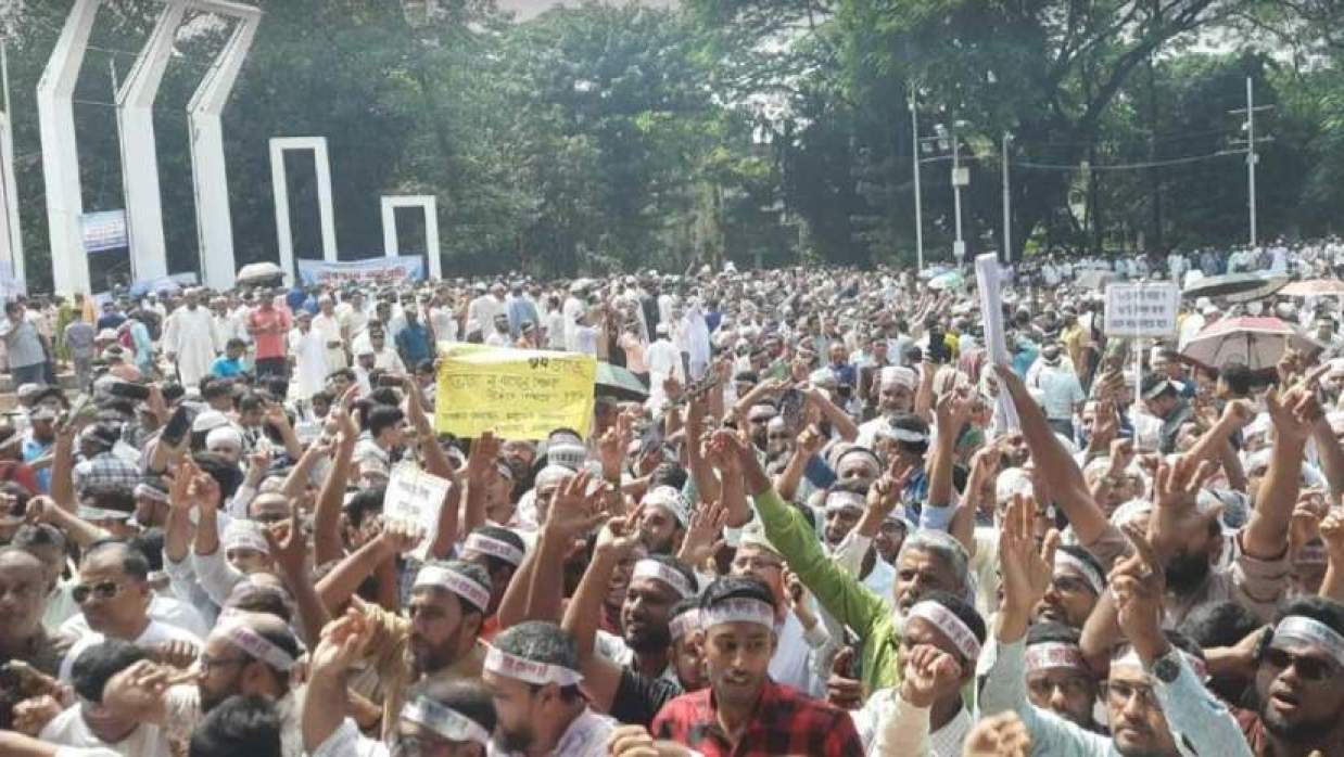 শহীদ মিনারে শিক্ষকদের অবস্থান