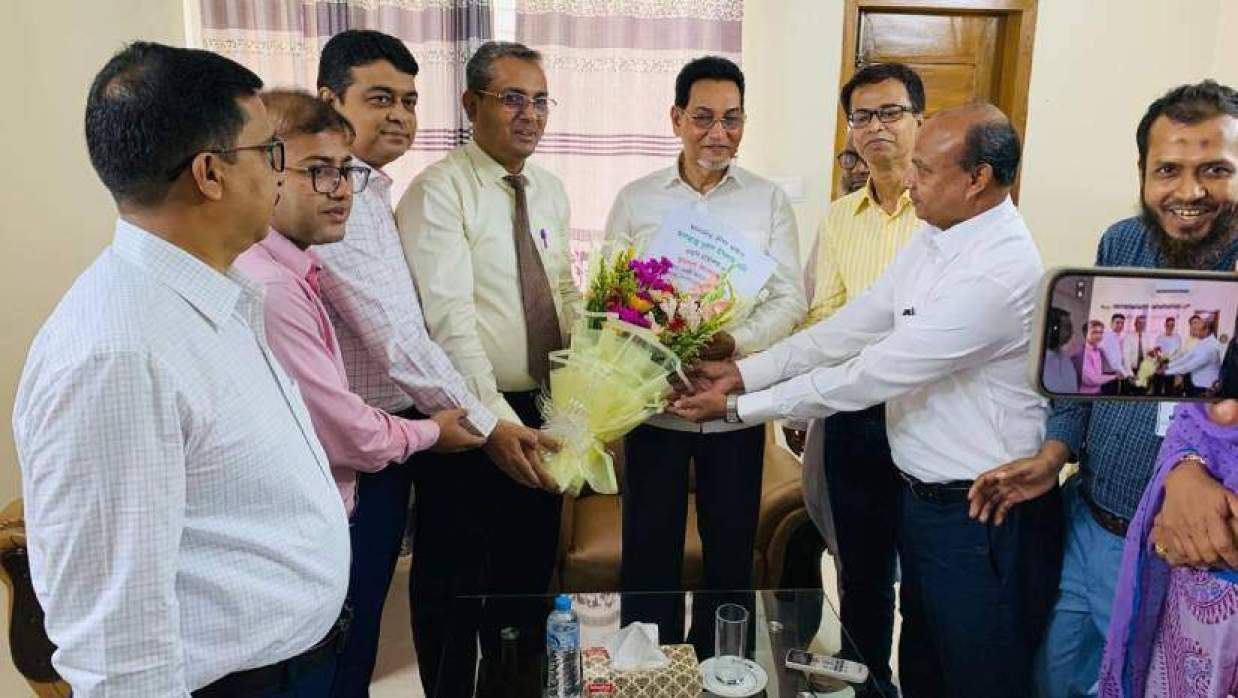 বরিশাল সার্কিট হাউসে চিফ হুইপ নুরুল ইসলাম মনি এমপির সঙ্গে সৌজন্য সাক্ষাৎ করেছেন বিএম কলেজের ভারপ্রাপ্ত অধ্যক্ষ প্রফেসর কাজী জাবের আহমেদসহ অন্যরা