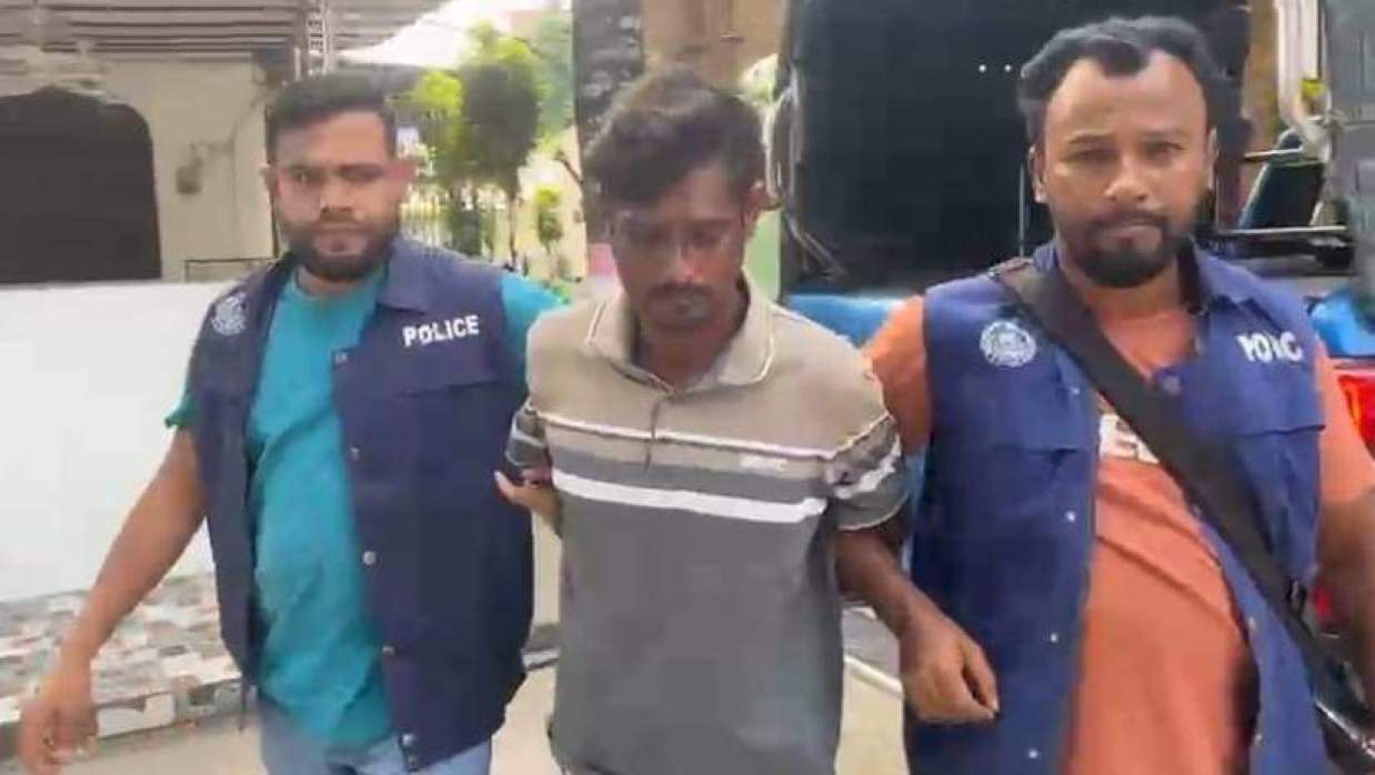 গ্রেপ্তার মো. ফরহাদ হোসেন (মাঝে)