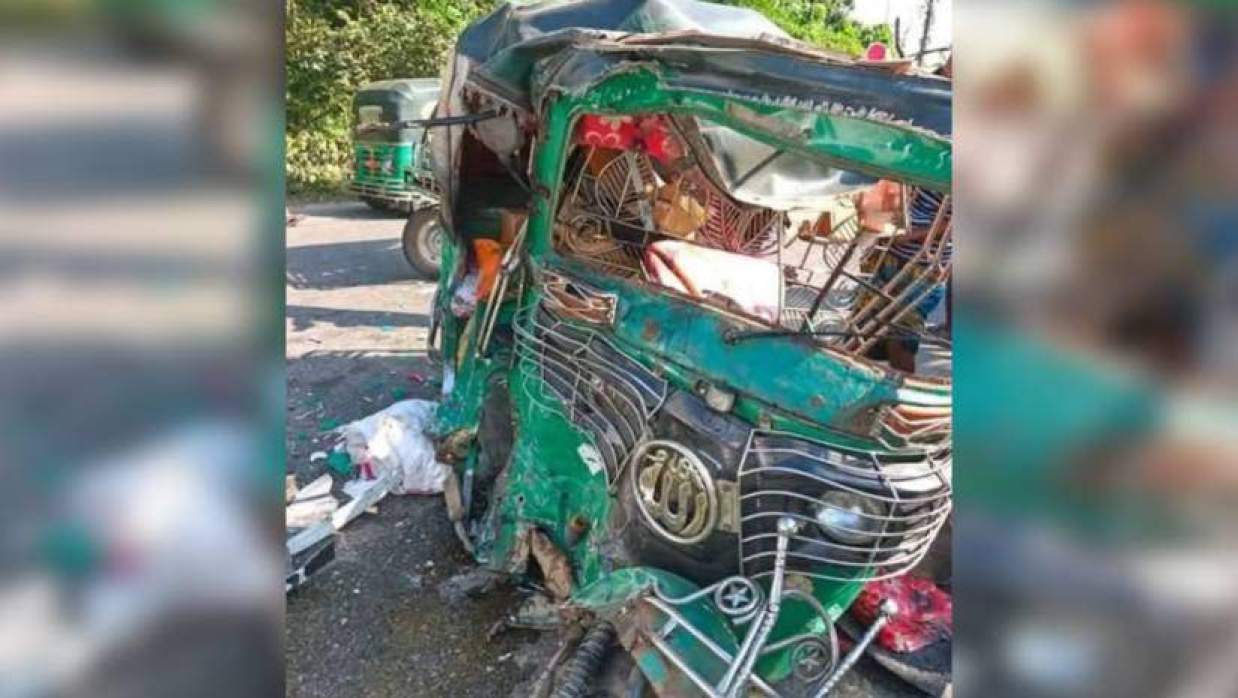 প্রাইভেটকারের সঙ্গে মুখোমুখি সংঘর্ষে দুমড়েমুচড়ে যাওয়া সিএনজি