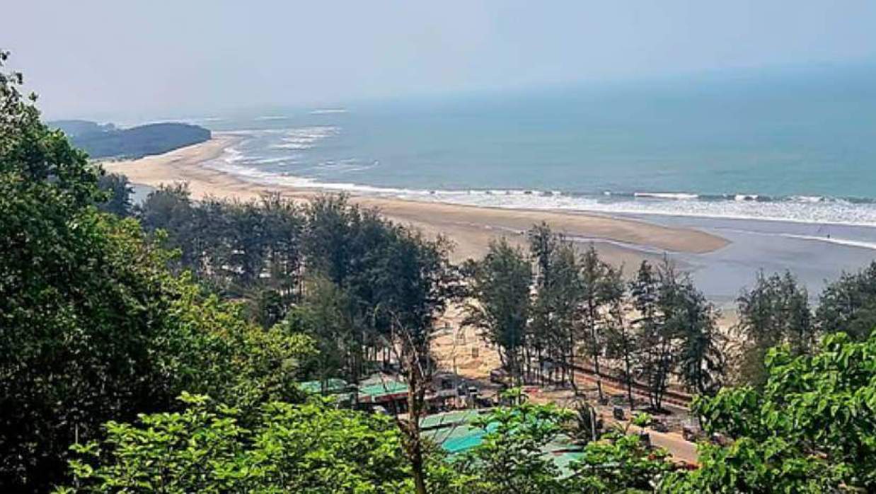 কক্সবাজারের হিমছড়িতে সমুদ্রসৈকত