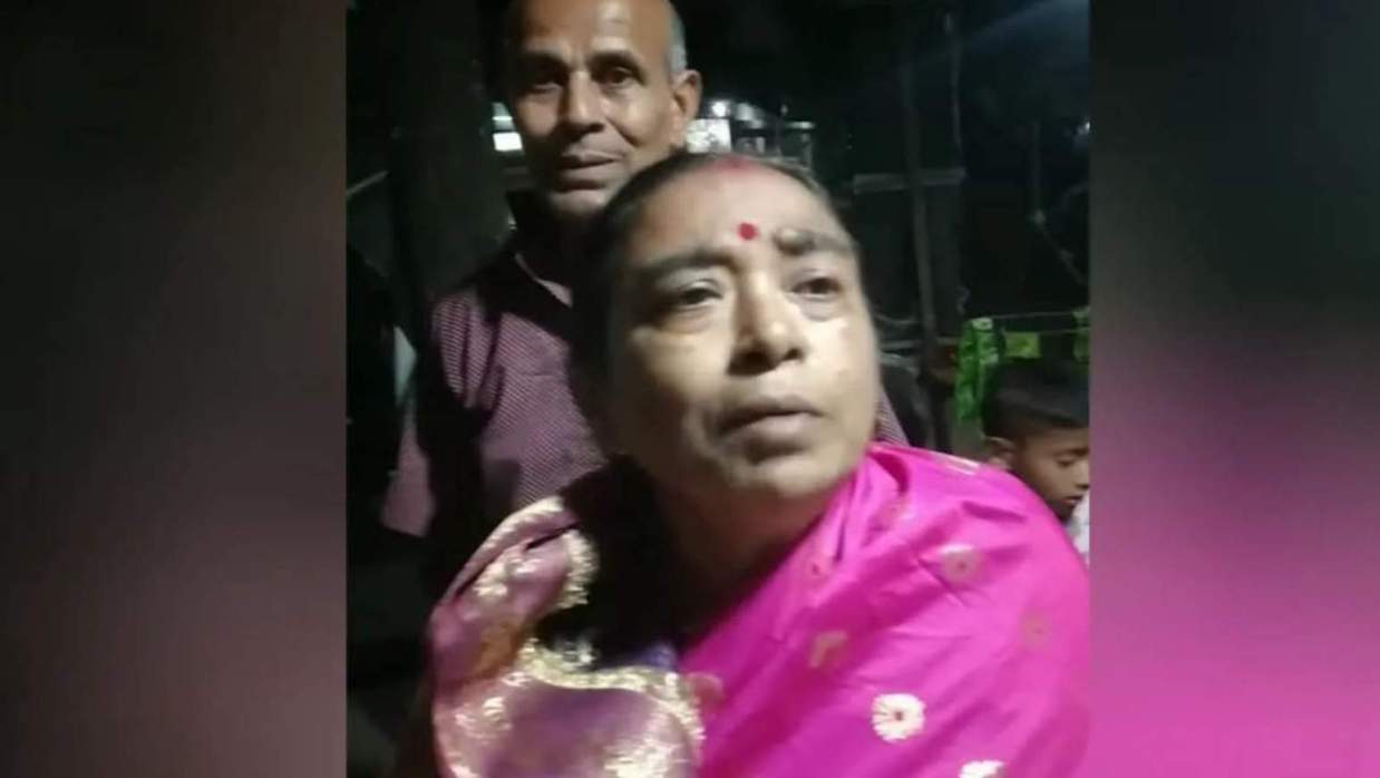 ভুক্তভোগী নারী পুলমা রানী দে ও তার স্বামী