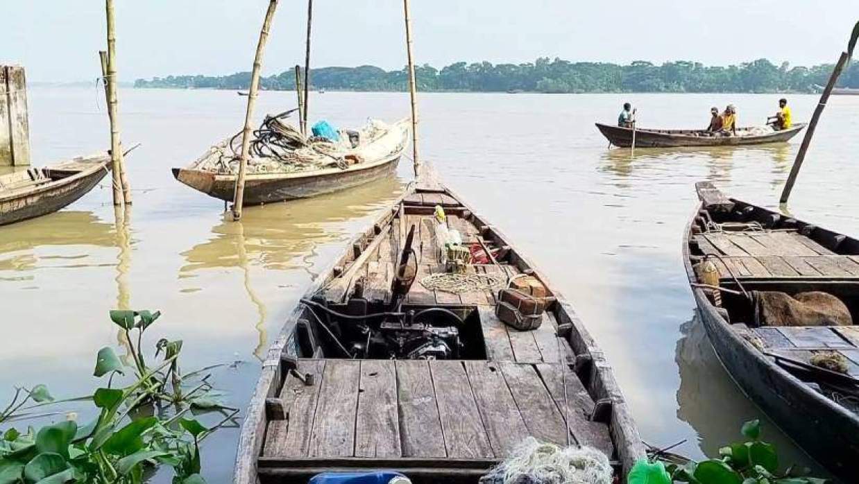 নদীতে বাঁধা জেলেদের নৌকা