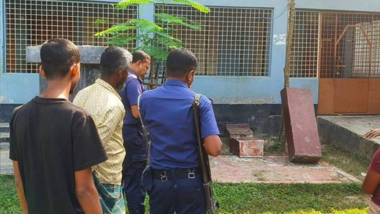 ভেঙে ফেলা শহীদ মিনার