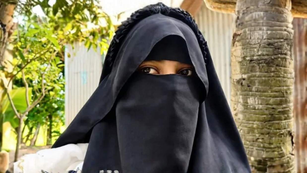 বাড়িতে অবস্থান নেওয়া তরুণী