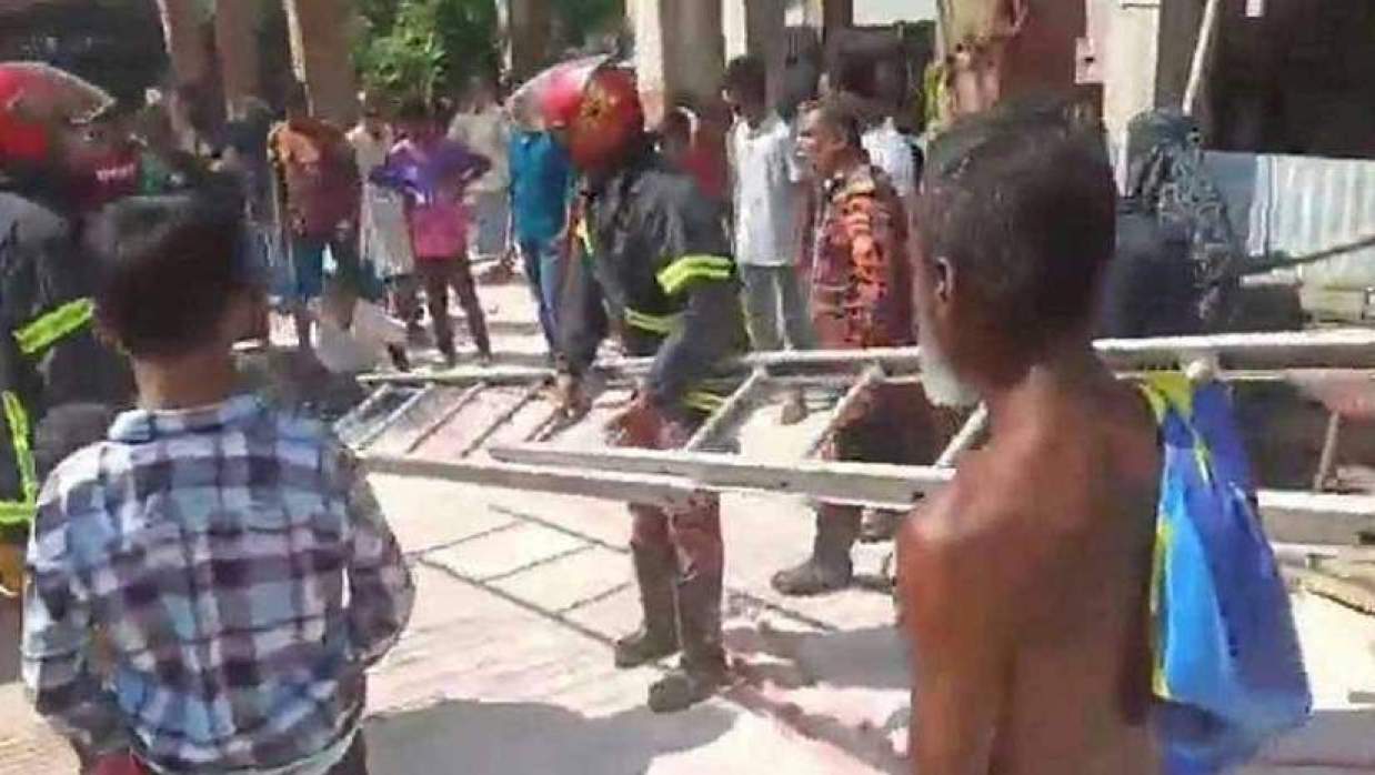 ঘটনাস্থলে ফায়ার সার্ভিসের কর্মীরা ও স্থানীয় লোকজন