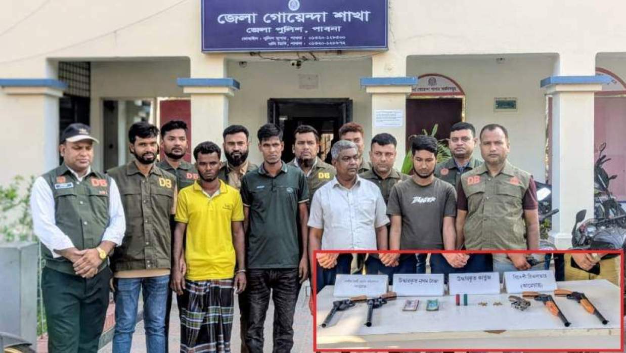 জেলা পুলিশের গোয়েন্দা শাখার অভিযানে গ্রেফতার চারজন (ইনসেটে উদ্ধার করা অস্ত্র ও গুলি)