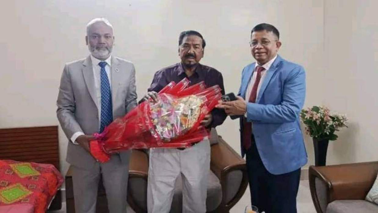 সাক্ষাতে স্পিকারকে ফুলেল শুভেচ্ছা ও অভিনন্দন জানান ববি উপাচার্য