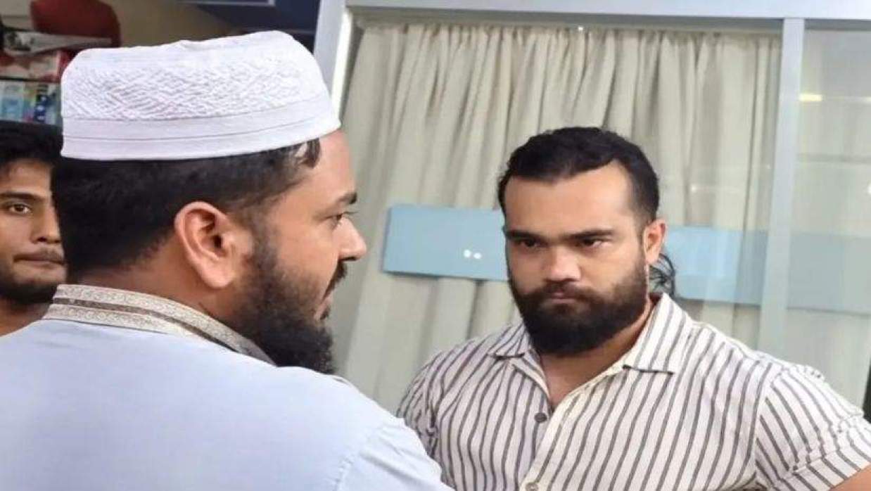  মাদ্রাসার ভাইস প্রিন্সিপলকে থাপ্পড় দেওয়া সেই রুমি 