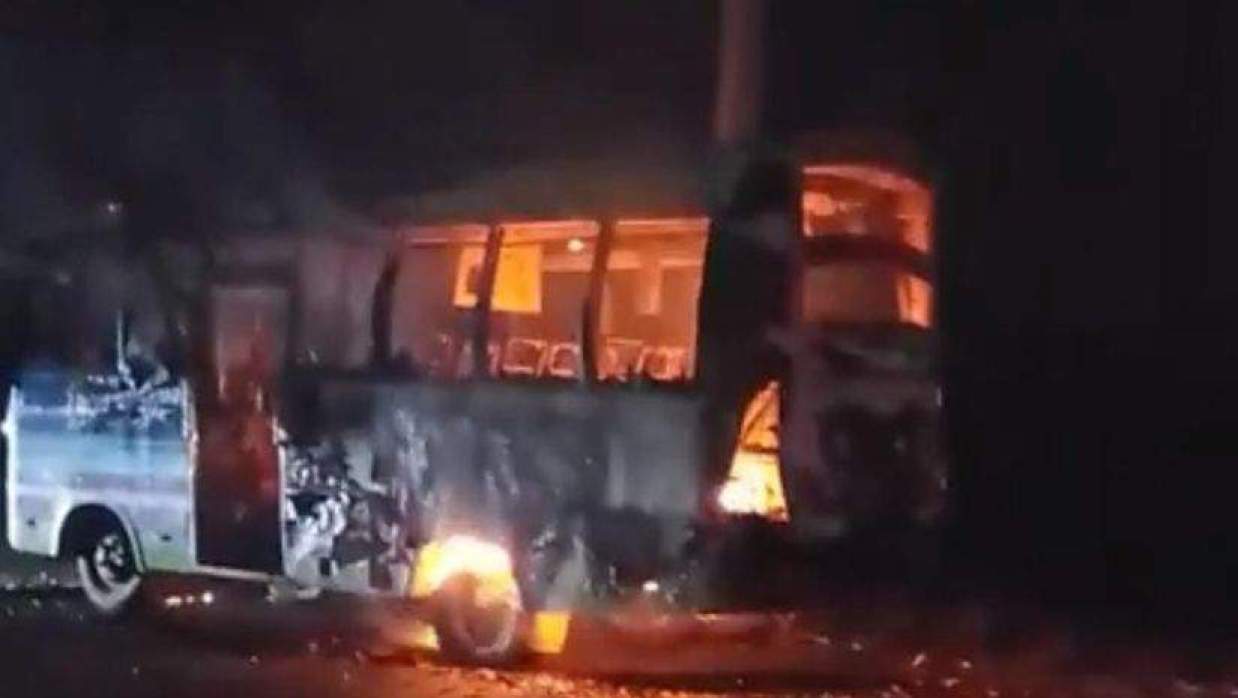  বাসে আগুন দিল উত্তেজিত জনতা 