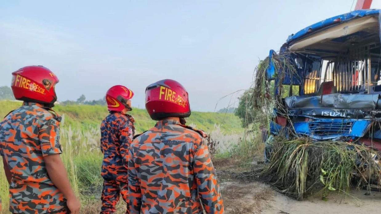 দর্শনা পরিবহনের একটি যাত্রীবাহী বাস খাদে