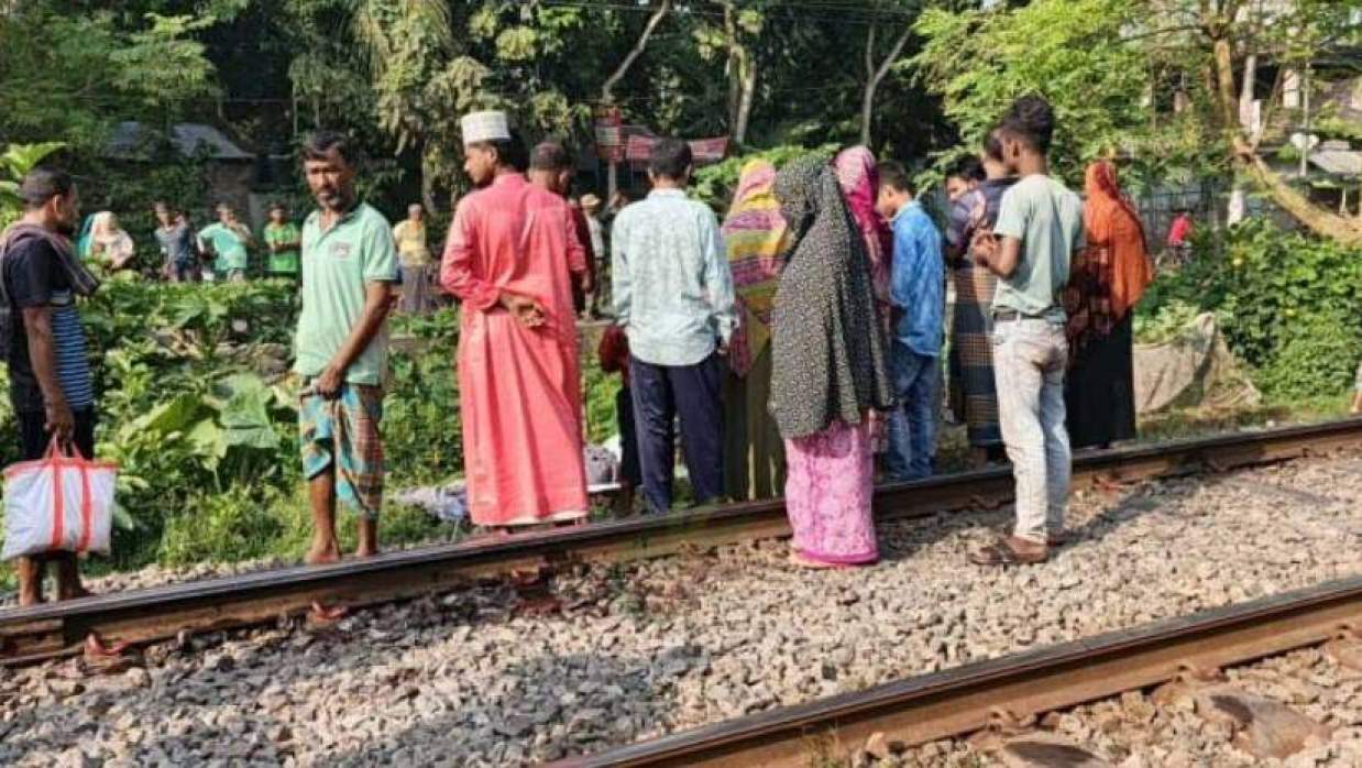 ঘটনাস্থলে স্থানীয় লোকজন