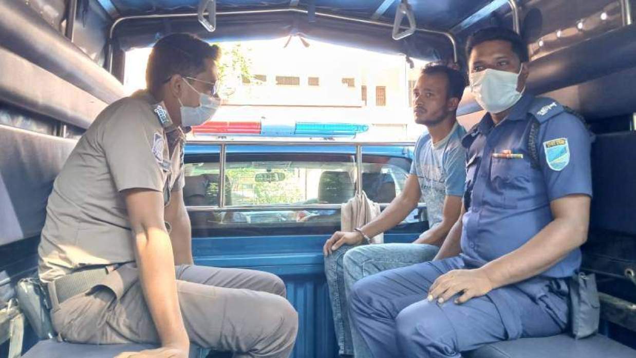 ক্যাবল চুরির অভিযোগে সুজন চকিদার নামের এক যুবককে আটক করে পুলিশের কাছে সোপর্দ করেছে জাবি প্রশাসন