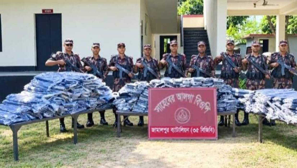 বিজিবির অভিযানে জব্দ করা ভারতীয় থান কাপড়