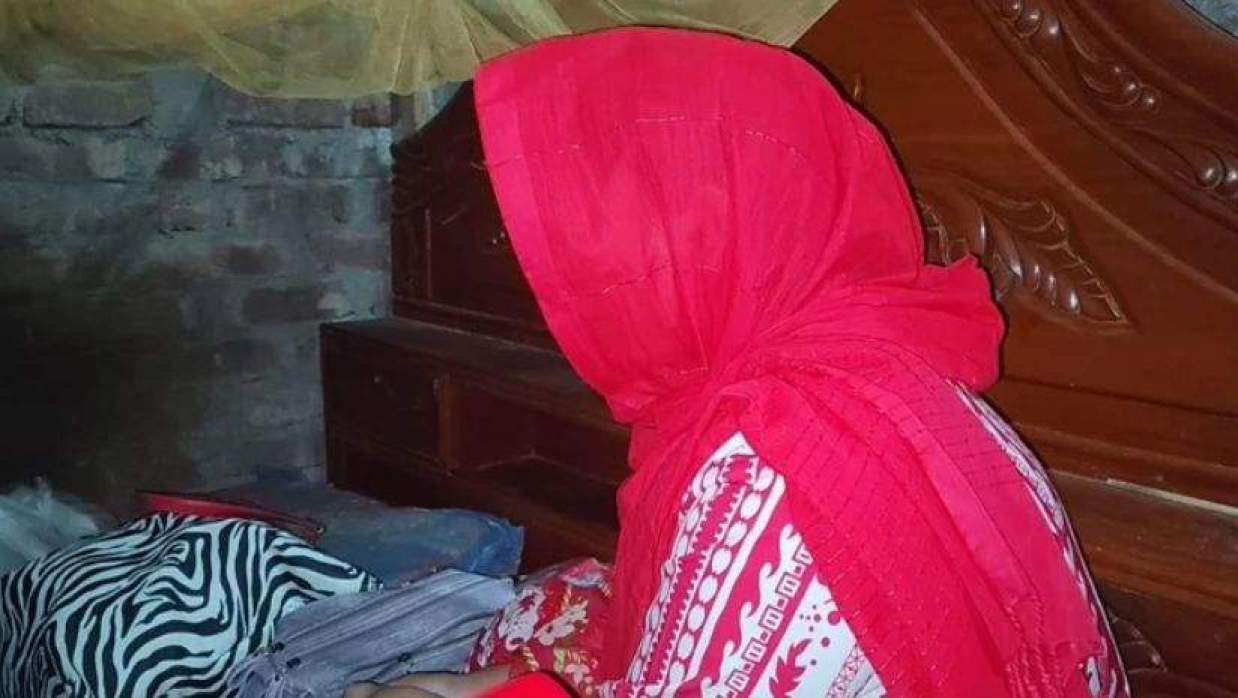 বিয়ের দাবিতে স্কুলশিক্ষিকার অনশন 