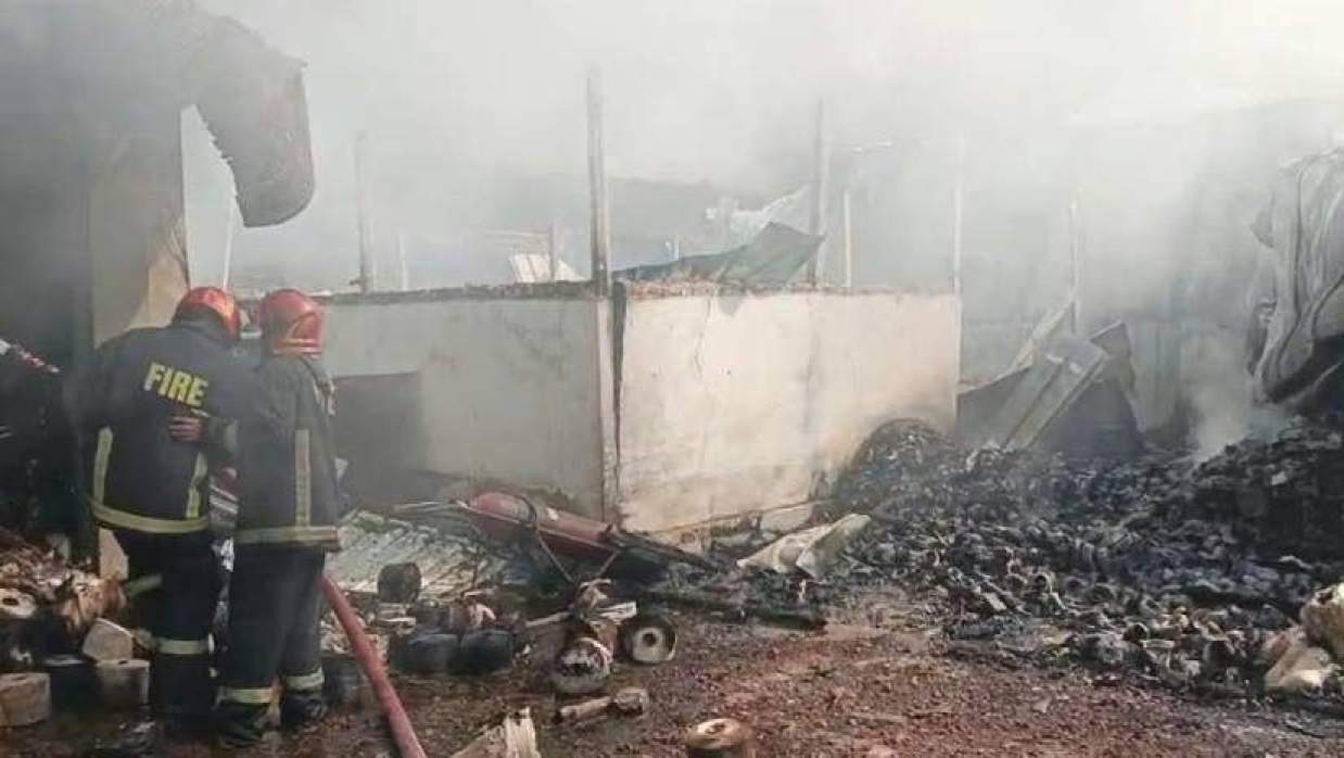আগুন নিয়ন্ত্রণে আনার কাজ করছেন ফায়ার সার্ভিসের সদস্যরা