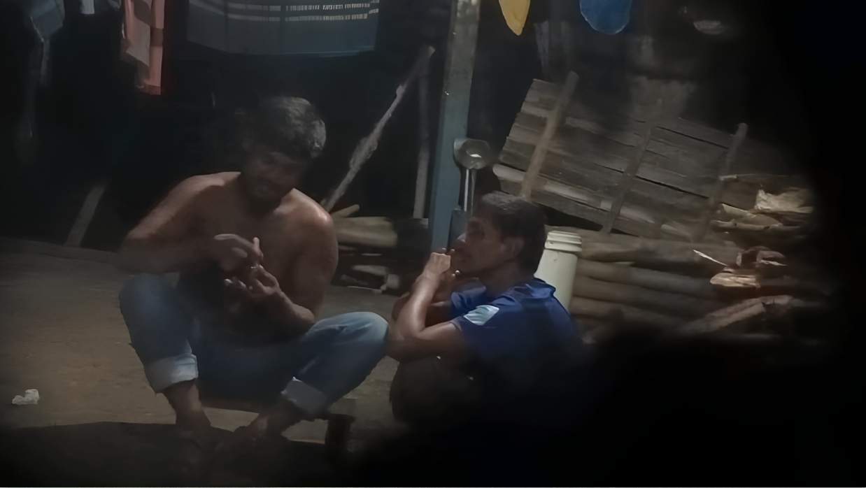 বটতলা এলাকার সুজন হোটেলে কর্মচারীদের গাঁজা প্রস্তুত ও সেবন