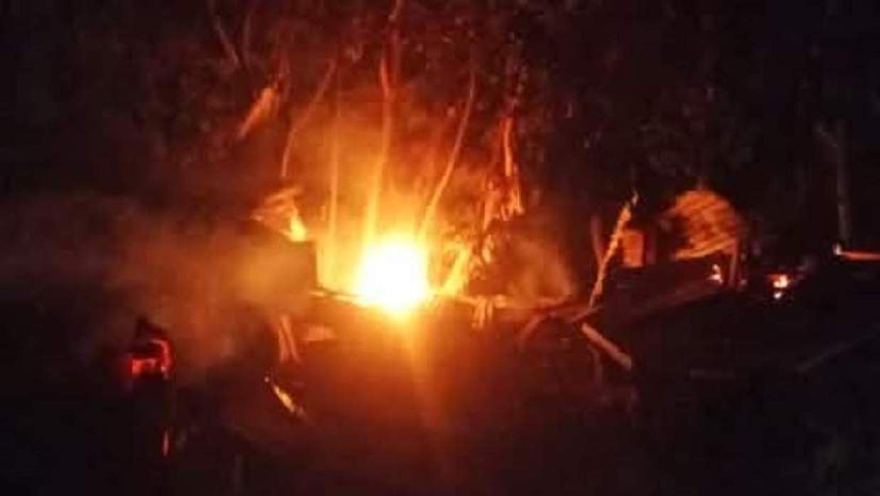 বরিশালের উজিরপুরে দুই আসামির বাড়িতে অগ্নিসংযোগের ঘটনা ঘটেছে