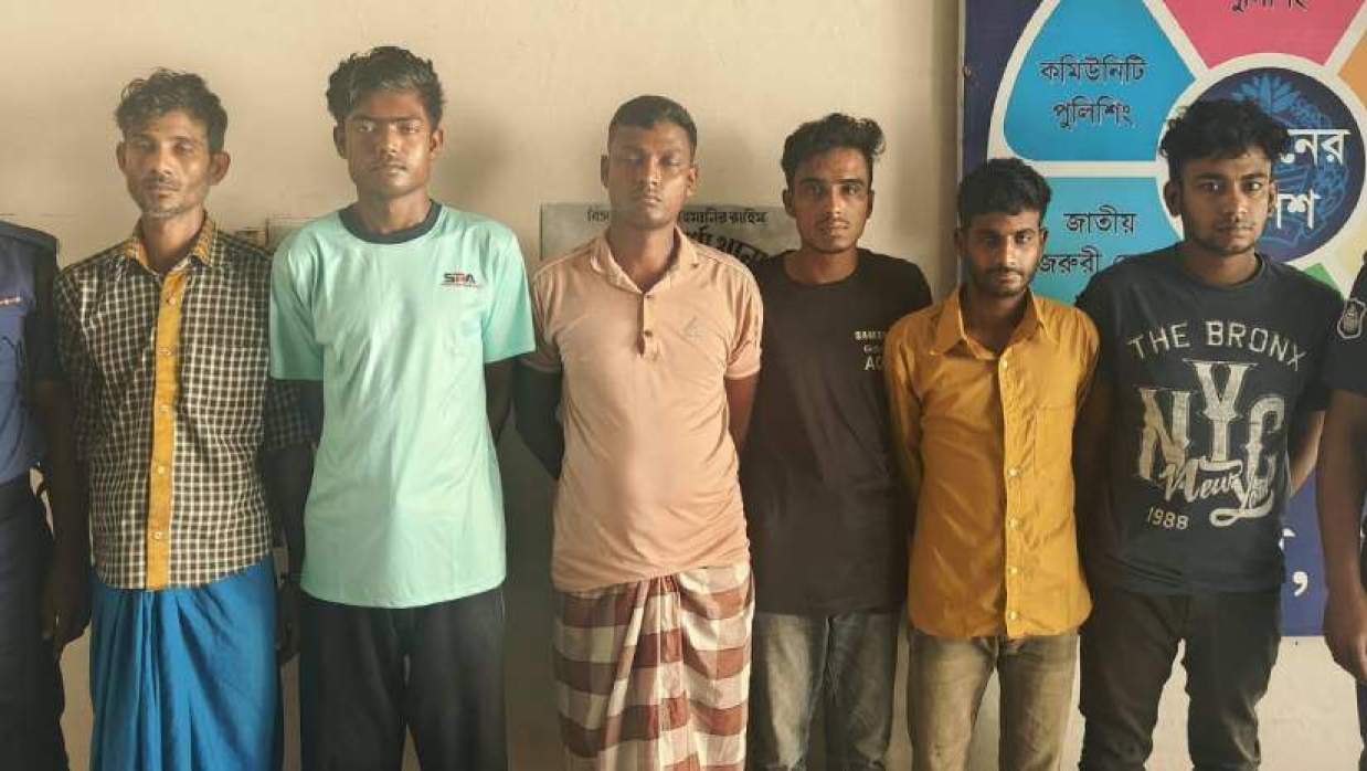 যশোরের শার্শায় চোর সন্দেহে স্থানীয়দের হাতে আটক ছয়জন