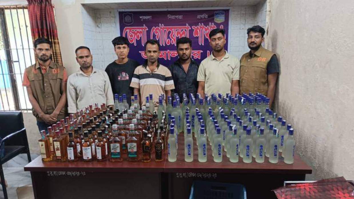 বোতল ভারতীয় মদসহ গ্রেপ্তার পাঁচজন