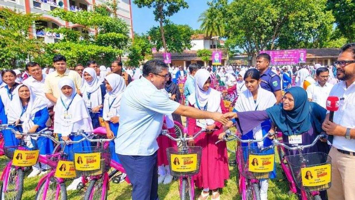 জাইমা রহমানের জন্মদিনে ৫৪৮ ছাত্রীকে গোলাপি রঙের বাইসাইকেল উপহার দিলেন মীর শাহে আলম