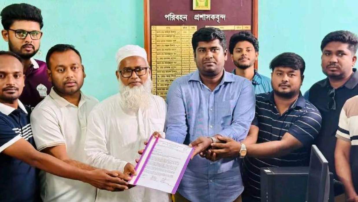 পরিবহন প্রশাসক অধ্যাপক ড. শেখ আব্দুর রউফের মাধ্যমে উপাচার্য বরাবর স্মারকলিপি দেন ইবি ছাত্রদল নেতাকর্মীরা
