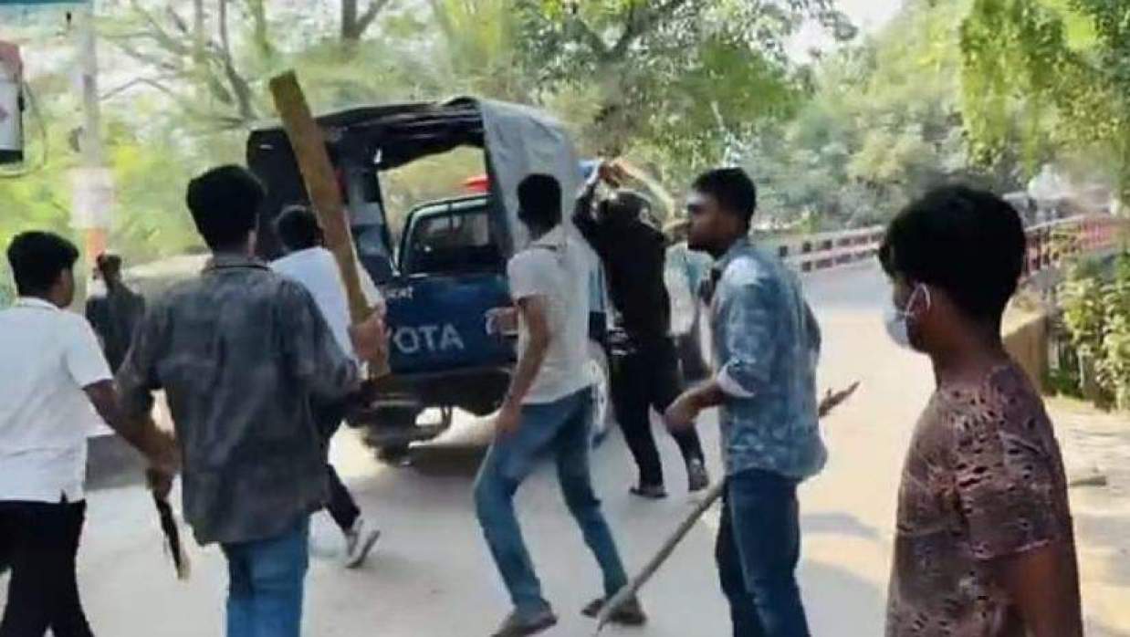 গোপালগঞ্জে পুলিশের গাড়িতে হামলা