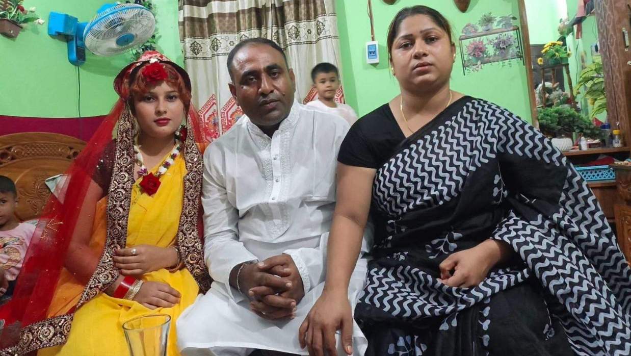 বাঁয়ে গায়ে হলুদের শাড়ি পড়া শালি মাঝে দুলাভাই এবং ডানে প্রথম স্ত্রী