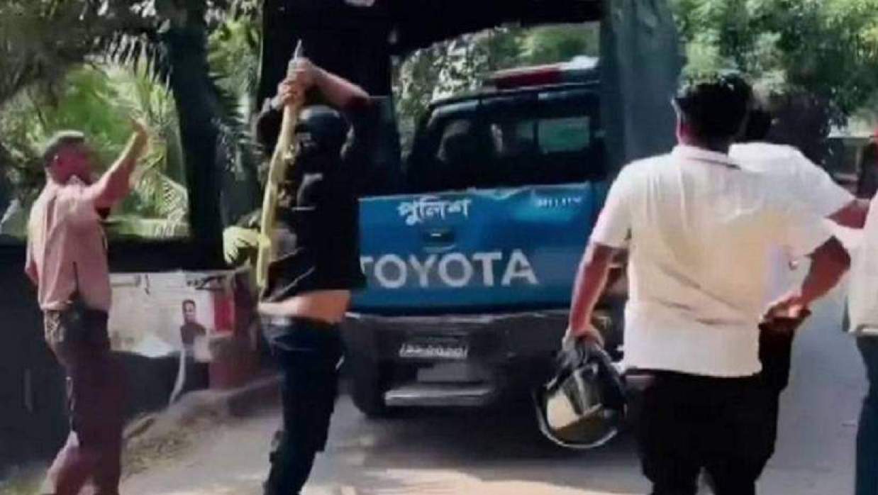 পুলিশের গাড়িতে ভাঙচুর করা হচ্ছে
