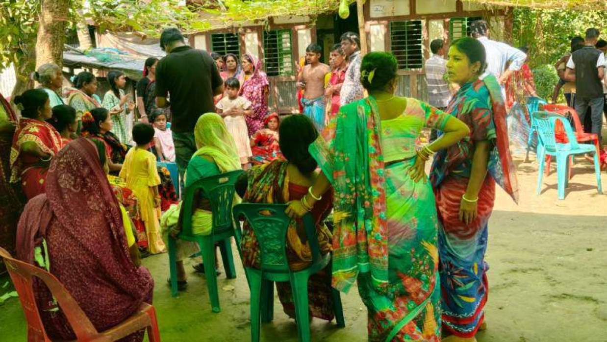 নিহতের বাড়িতে স্থানীয় লোকজন