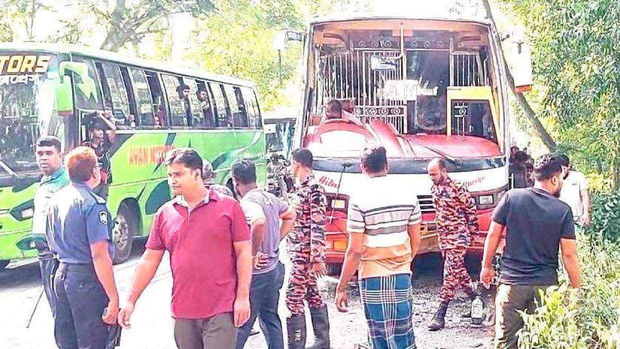 ঘটনাস্থলে পুলিশ, ফায়ার সার্ভিসেরে সদস্য ও স্থানীয় লোকজন