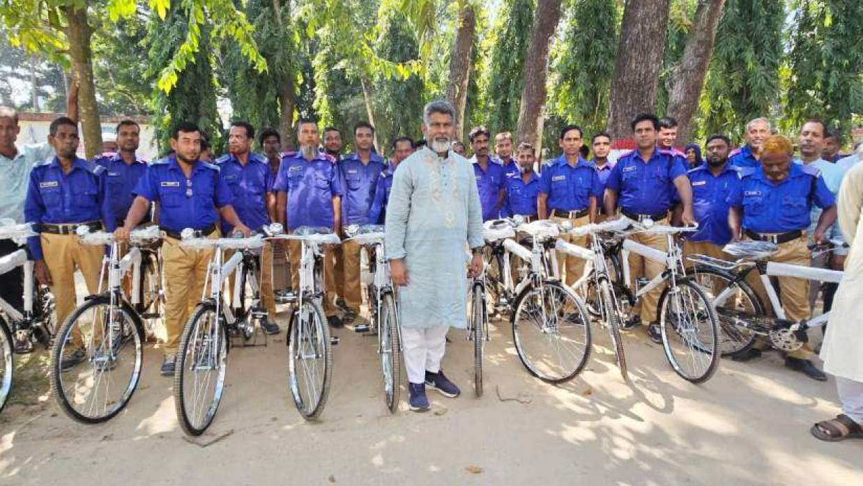 গ্রাম পুলিশ সদস্যদের সঙ্গে সংসদ সদস্য ফজলে হুদা বাবুল