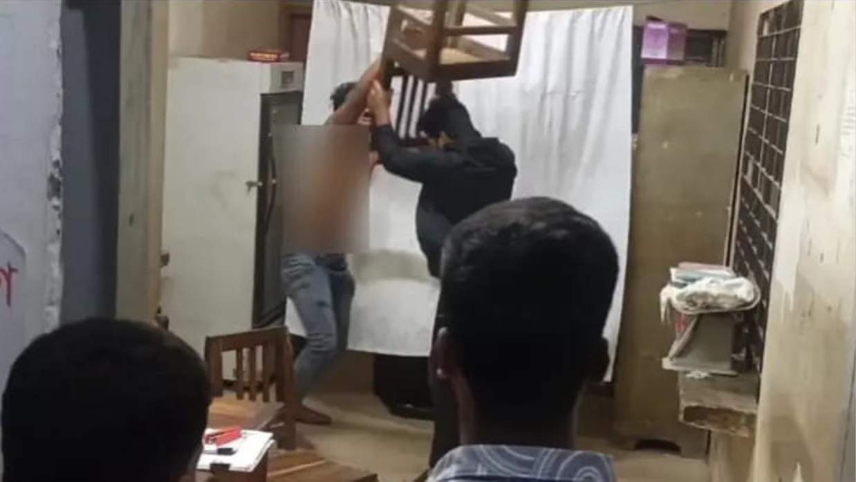 হাসপাতালে ঢুকে স্বেচ্ছাসেবক দল নেতাকে পেটালেন ছাত্রদল নেতা