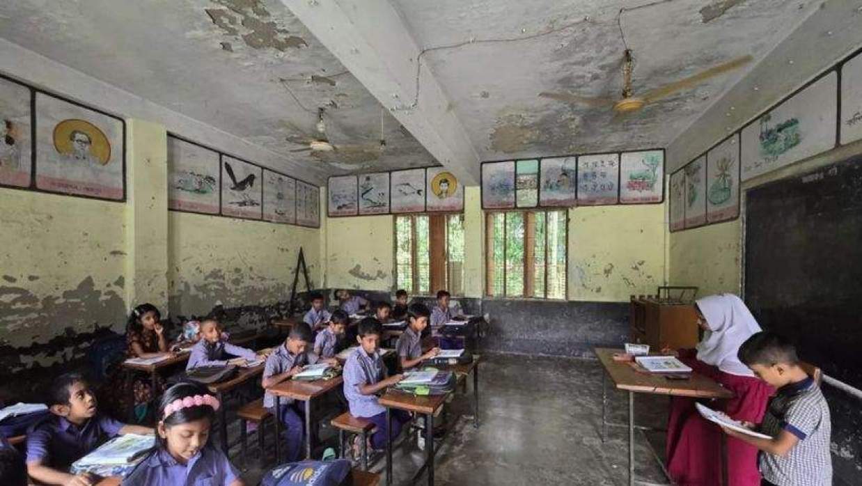 জীর্ণ শ্রেণিকক্ষে চলছে প্রাথমিকের পাঠদান