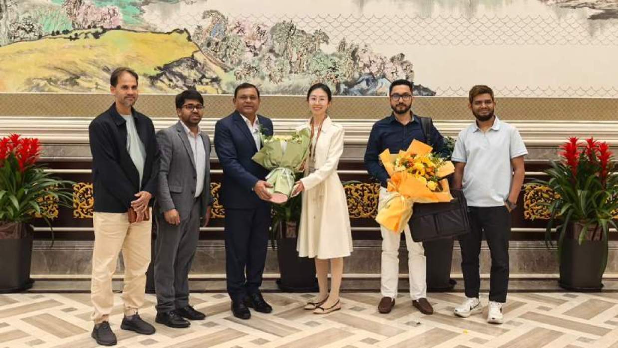 বিমানবন্দরে শিক্ষা মন্ত্রণালয়ের সিনিয়র সচিব আবদুল খালেককে উষ্ণ অভ্যর্থনা