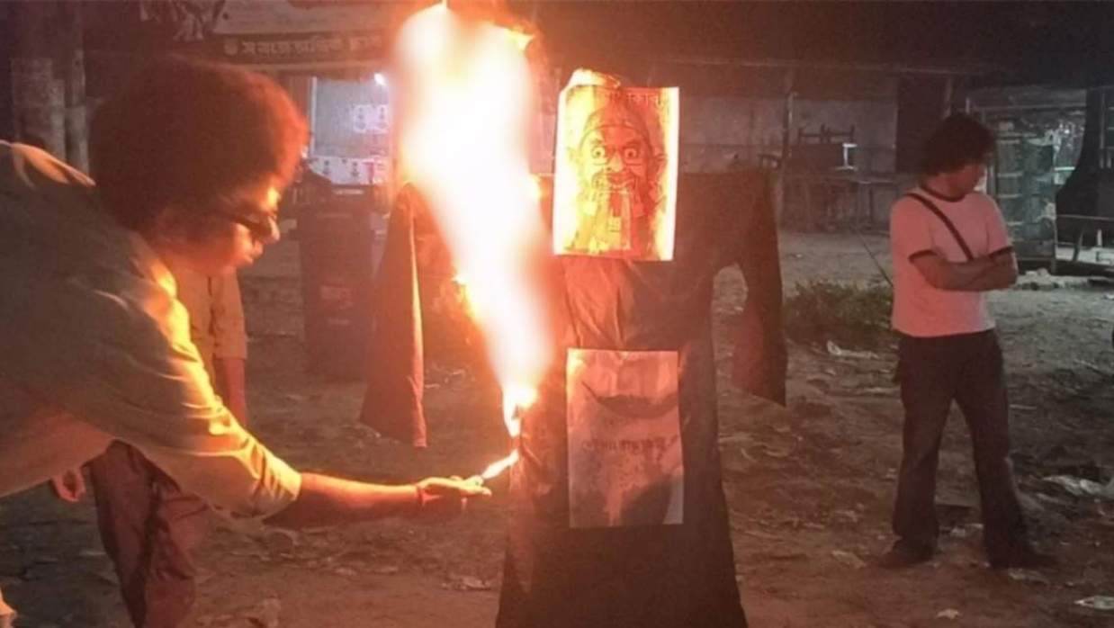 জাহাঙ্গীরনগর বিশ্ববিদ্যালয়ে দেলাওয়ার হোসাইন সাঈদীর কুশপুত্তলিকা দাহ