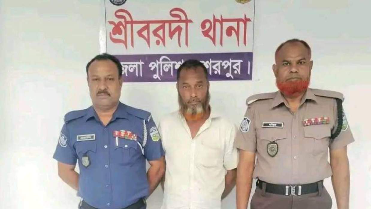 গ্রেপ্তার মো. রেজাউল করিম (মাঝে)