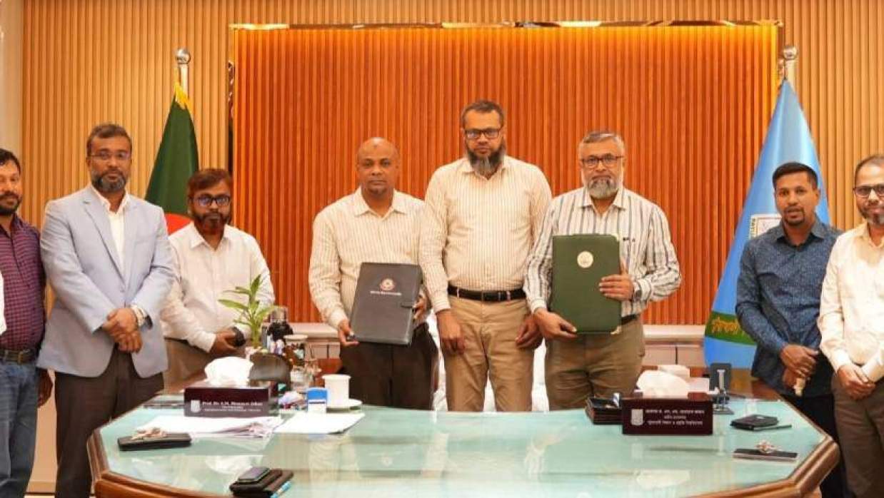 চুক্তি স্বাক্ষর অনুষ্ঠানে উপস্থিত ছিলেন পবিপ্রবির উপাচার্য অধ্যাপক ড. এস. এম. হেমায়েত জাহানসহ অন্যরা