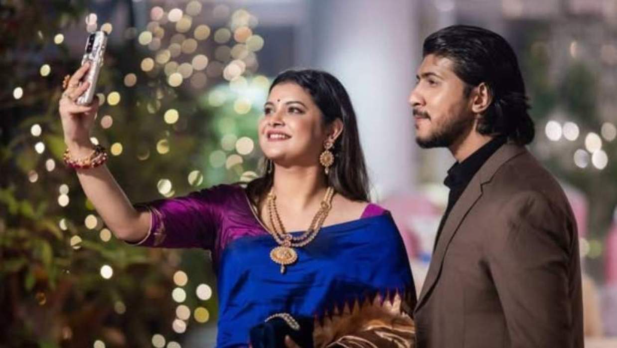 সেলফিতে তৌসিফ ও শবনম ফারিয়া