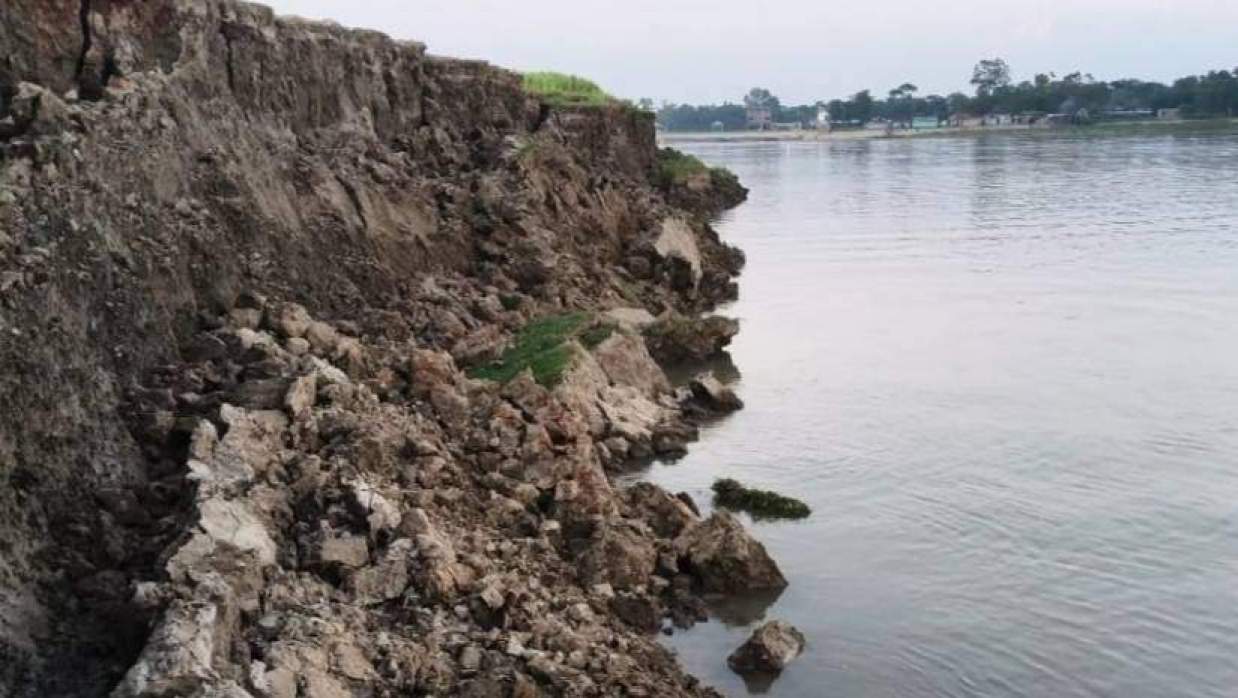 নদীর ভাঙনে ফসলি জমি ও বসতভিটা হারাচ্ছেন স্থানীয় বাসিন্দারা