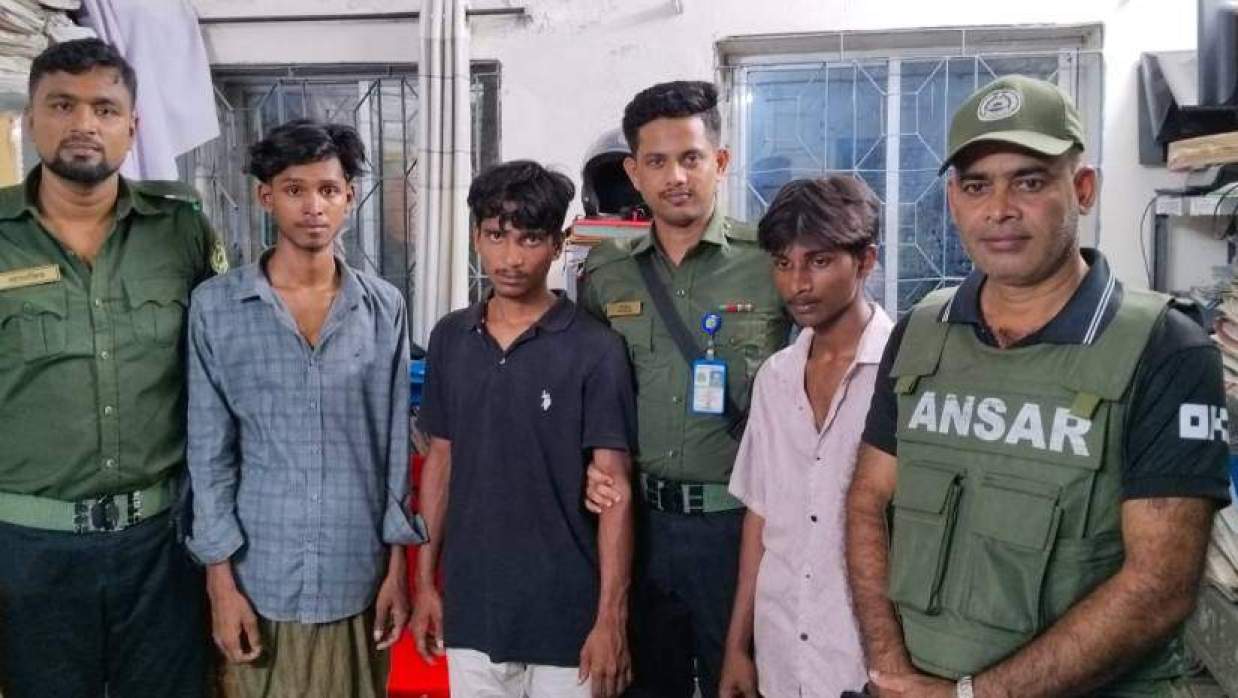 কারাদণ্ডপ্রাপ্ত তিন যুবক (মাঝে)
